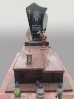 Single granite monument - Roses in the hand